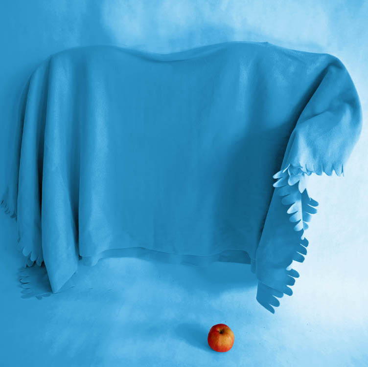 Foto på en blå filt som titar på ett äpple
