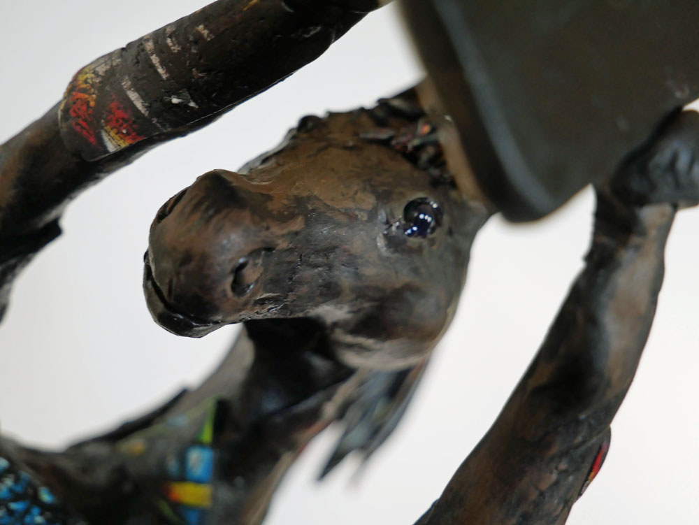 Hästskulptur i polymerlera som tar en selfie